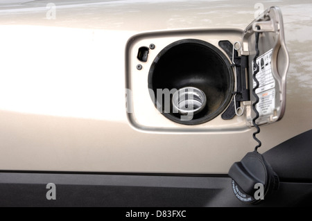 Close-up d'ouvrir le bouchon de remplissage du réservoir de carburant Banque D'Images