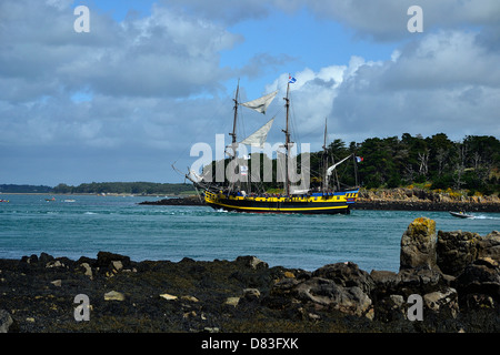 Etoile du Roy (nom initial : Le Grand Turc) frégate à trois mâts (St Malo Harbour), ici la voile en face de 'Ile Longue'. Banque D'Images