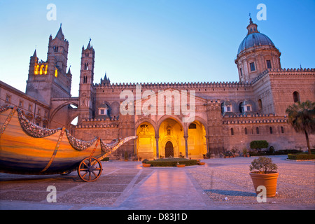 Palermo - portail sud de la Cathédrale ou Duomo au crépuscule Banque D'Images