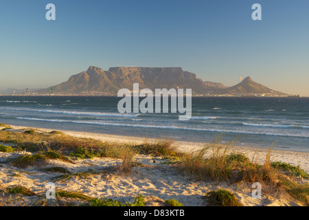 La montagne de la table avec kite surfeurs de Sunset Beach Cape propre Afrique du Sud Banque D'Images