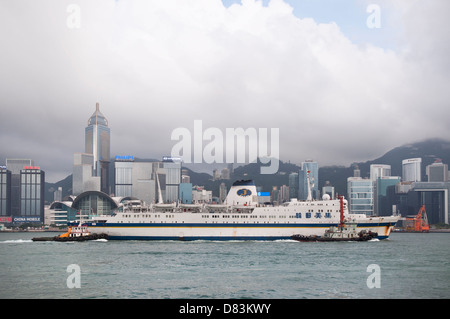 Bateau de croisière voiles jimei à travers le port de Victoria, hong kong Banque D'Images