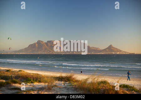 La montagne de la table avec kite surfeurs de Sunset Beach Cape propre Afrique du Sud Banque D'Images