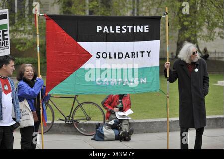 Londres, Royaume-Uni, 18 mai 2013. Les manifestants se rassemblent à vieux palais près de au Parlement aujourd'hui pour prôner la fin de, ce qu'ils appellent, la Nakba en cours. Yawm an-Nakba, qui signifie 'jour de la catastrophe" en arabe, généralement célébrée le 15 mai, est une journée de la mémoire de Palestiniens le déplacement qui a précédé et suivi la Déclaration Israélienne d'indépendance en 1948. Credit : Lee Thomas / Alamy Live News Banque D'Images