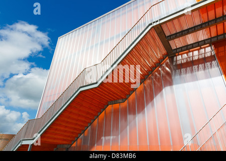 Escaliers d'Orange sur l'extérieur de matériaux de construction modernes Banque D'Images