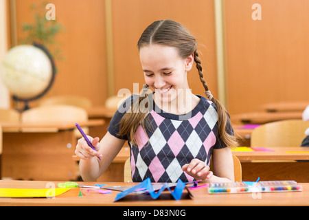 Enfant fille avec un stylo-feutre Banque D'Images