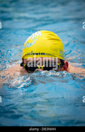 Cambridge, UK. Le 18 mai 2013. L'ouverture de la saison de Jesus Green Lido Cambridge. La piscine extérieure sur Jésus Green est 90 ans cette année et a été inauguré aujourd'hui par le maire de Cambridge, Sheila Stuart, qui a également pris un bain dans la piscine. La température de l'eau était de 13 degrés. Credit : JAMES LINSELL-CLARK / Alamy Live News Banque D'Images