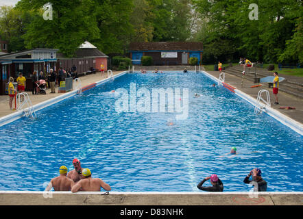 Cambridge, UK. Le 18 mai 2013. L'ouverture de la saison de Jesus Green Lido Cambridge. La piscine extérieure sur Jésus Green est 90 ans cette année et a été inauguré aujourd'hui par le maire de Cambridge, Sheila Stuart, qui a également pris un bain dans la piscine. La température de l'eau était de 13 degrés. Credit : JAMES LINSELL-CLARK / Alamy Live News Banque D'Images