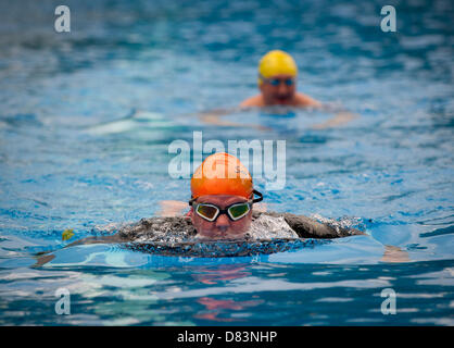 Cambridge, UK. Le 18 mai 2013. L'ouverture de la saison de Jesus Green Lido Cambridge. La piscine extérieure sur Jésus Green est 90 ans cette année et a été inauguré aujourd'hui par le maire de Cambridge, Sheila Stuart, qui a également pris un bain dans la piscine. La température de l'eau était de 13 degrés. Credit : JAMES LINSELL-CLARK / Alamy Live News Banque D'Images