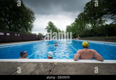 Cambridge, UK. Le 18 mai 2013. L'ouverture de la saison de Jesus Green Lido Cambridge. La piscine extérieure sur Jésus Green est 90 ans cette année et a été inauguré aujourd'hui par le maire de Cambridge, Sheila Stuart, qui a également pris un bain dans la piscine. La température de l'eau était de 13 degrés. Credit : JAMES LINSELL-CLARK / Alamy Live News Banque D'Images