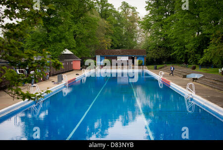 Cambridge, UK. Le 18 mai 2013. L'ouverture de la Jesus Green Lido Cambridge. La piscine ouverte sur Jésus Green est 90 ans cette année et a été inauguré aujourd'hui par le maire de Cambridge, Sheila Stuart, qui a également pris un bain dans la piscine la temprature était de 13 degrés. Credit : JAMES LINSELL-CLARK / Alamy Live News Banque D'Images