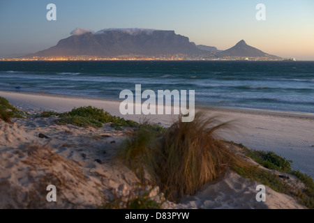 La montagne de la table avec kite surfeurs de Sunset Beach Cape propre Afrique du Sud Banque D'Images