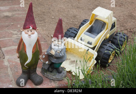 Londres, Royaume-Uni. Le 18 mai 2013. La plantation et les travaux de construction se poursuit pour le Chelsea Flower Show 2013 à la veille de l'ouverture la semaine prochaine. Photo : les nains de jardin seront admis cette année. Photo : Nick Savage/Alamy Live News Banque D'Images