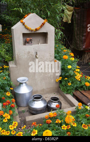 Londres, Royaume-Uni. Le 18 mai 2013. La plantation et les travaux de construction se poursuit pour le Chelsea Flower Show 2013 à la veille de l'ouverture la semaine prochaine. Photo : Jardin de l'aide de l'eau. Photo : Nick Savage/Alamy Live News Banque D'Images