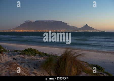 La montagne de la table avec kite surfeurs de Sunset Beach Cape propre Afrique du Sud Banque D'Images