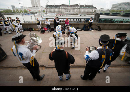 Londres, Royaume-Uni. Le 18 mai 2013. Le Westminster Morris Men regarder les hommes de Ravensbourne dance à Victoria Embankment mesures au cours de la Journée de la danse de Westminster qui ont lieu dans divers endroits de Westminster. Credit : Malcolm Park Londres événements / Alamy Live News Banque D'Images