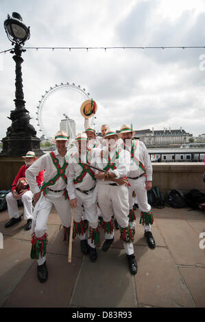 Londres, Royaume-Uni. Le 18 mai 2013. Le Winchester Morris Men poser à Victoria Embankment mesures au cours de la Westminster Morris Men Jour de la danse qui ont lieu dans divers endroits de Westminster. Credit : Malcolm Park Londres événements / Alamy Live News Banque D'Images