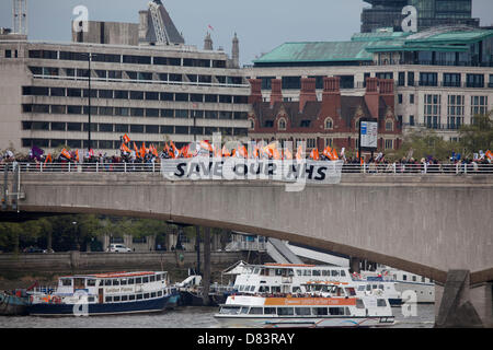 Londres, Royaume-Uni. Le 18 mai 2013. Des milliers de personnes ont marché de Waterlooo trop Whitehall pour protester contre la fermeture d'A&E les ministères au Charing Cross, Hammersmith, Central Middlesex Ealing et les hôpitaux. Crédit : Sébastien Remme/Alamy Live News Banque D'Images