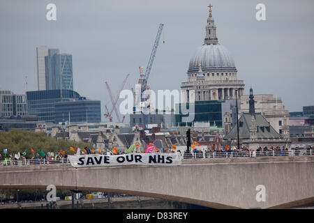 Londres, Royaume-Uni. Le 18 mai 2013. Des milliers de personnes ont marché de Waterlooo trop Whitehall pour protester contre la fermeture d'A&E les ministères au Charing Cross, Hammersmith, Central Middlesex Ealing et les hôpitaux. Crédit : Sébastien Remme/Alamy Live News Banque D'Images