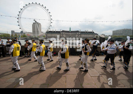 Londres, Royaume-Uni. Le 18 mai 2013. Le Westminster Morris Men et les hommes de Ravensbourne dance à Victoria Embankment mesures au cours de la Journée de la danse de Westminster qui ont lieu dans divers endroits de Westminster. Credit : Malcolm Park Londres événements / Alamy Live News Banque D'Images