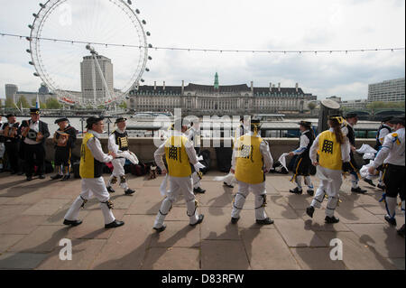 Londres, Royaume-Uni. Le 18 mai 2013. Le Westminster Morris Men et les hommes de Ravensbourne dance à Victoria Embankment mesures au cours de la Journée de la danse de Westminster qui ont lieu dans divers endroits de Westminster. Credit : Malcolm Park Londres événements / Alamy Live News Banque D'Images