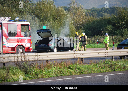 Voiture en feu dans la région de lay-by sur une route23 Banque D'Images