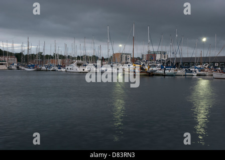 Marina Ipswich au crépuscule, les lumières de réflexions. Banque D'Images