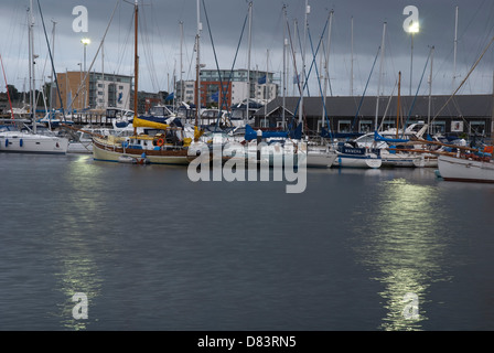 Marina Ipswich au crépuscule, les lumières de réflexions. Banque D'Images