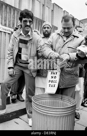 Combustion de la Poll Tax forms. Bradford UK 1990. Banque D'Images