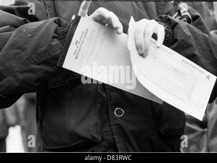 Combustion de la Poll Tax forms. Bradford UK 1990. Banque D'Images