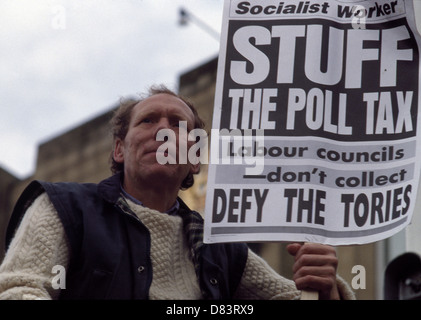 Combustion de la Poll Tax forms. Bradford UK 1990. Banque D'Images