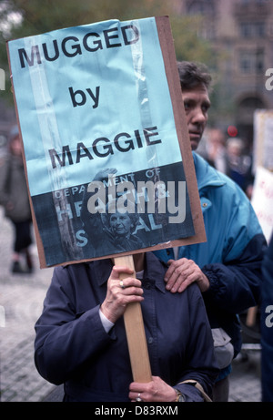 Combustion de la Poll Tax forms. Bradford UK 1990. Banque D'Images