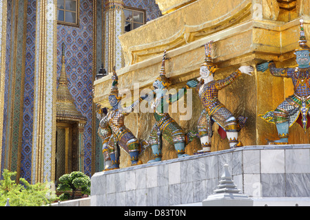 Les tuteurs démon entouré la pagode d'or au grand palace temple , Bangkok , Thaïlande Banque D'Images