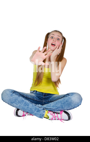 Jeune fille dans un T-shirt jaune et bleu jeans Banque D'Images