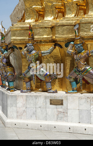 Les tuteurs démon entouré la pagode d'or au grand palace temple , Bangkok , Thaïlande Banque D'Images