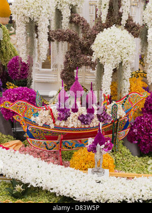 Samedi, 18 mai 2013, Londres, Royaume-Uni. La plantation et les travaux de construction se poursuit pour le Chelsea Flower Show 2013 à la veille de l'ouverture la semaine prochaine. Sur la photo : Nong Nooch Tropical Botanical Garden, Thai affichage floral avec plus de 50 000 fleurs. Photo : Nick Savage/Alamy Live News Banque D'Images