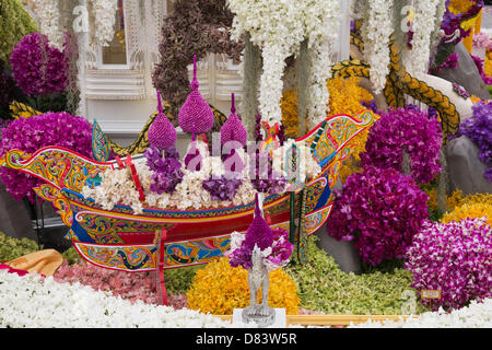 Samedi, 18 mai 2013, Londres, Royaume-Uni. La plantation et les travaux de construction se poursuit pour le Chelsea Flower Show 2013 à la veille de l'ouverture la semaine prochaine. Sur la photo : Nong Nooch Tropical Botanical Garden, Thai affichage floral avec plus de 50 000 fleurs. Photo : Nick Savage/Alamy Live News Banque D'Images