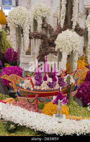 Samedi, 18 mai 2013, Londres, Royaume-Uni. La plantation et les travaux de construction se poursuit pour le Chelsea Flower Show 2013 à la veille de l'ouverture la semaine prochaine. Sur la photo : Nong Nooch Tropical Botanical Garden, Thai affichage floral avec plus de 50 000 fleurs. Photo : Nick Savage/Alamy Live News Banque D'Images