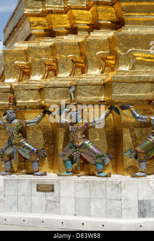 Les tuteurs démon entouré la pagode d'or au grand palace temple , Bangkok , Thaïlande Banque D'Images