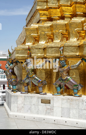 Les tuteurs démon entouré la pagode d'or au grand palace temple , Bangkok , Thaïlande Banque D'Images