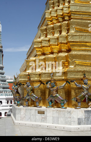 Les tuteurs démon entouré la pagode d'or au grand palace temple , Bangkok , Thaïlande Banque D'Images