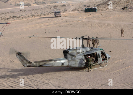 Un US Marine Corps Combat Huey UH-1N au cours d'un exercice le 29 avril 2013 en Afghanistan. Banque D'Images