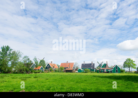 Dutch village typique avec des maisons en bois vert et moulin Banque D'Images