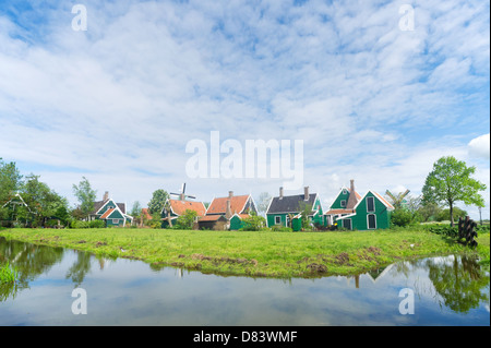 Dutch village typique avec des maisons en bois vert et moulin Banque D'Images