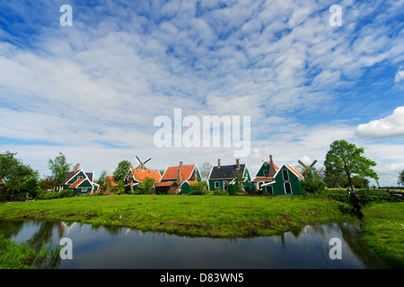 Maisons vertes dans de petits village néerlandais typique au Zaanse Schans Banque D'Images