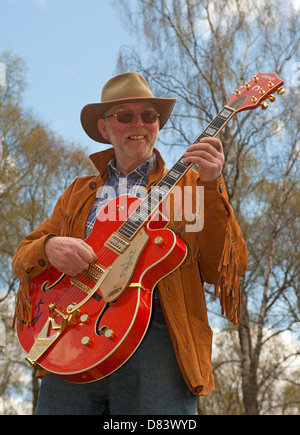 Pays Musicman avec sa guitare Gretsch 6120. J Mair, Aviemore. 9134 SCO Banque D'Images