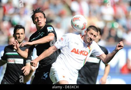 Sascha Mölders (R) d'Augsbourg et Kevin Kraus de Fürth rivalisent pour le ballon pendant le match de football Bundesliga FC Augsburg vs Greuther Fürth-mer à SGL-Arena à Augsburg, Allemagne, 18 mai 2013. Photo : Stefan Udry/dpa (ATTENTION : EMBARGO SUR LES CONDITIONS ! Le LDF permet la poursuite de l'utilisation de jusqu'à 15 photos uniquement (pas de photos ou vidéo-sequntial série similaire d'images admis) via internet et les médias en ligne pendant le match (y compris la mi-temps), prises à partir de l'intérieur du stade et/ou avant le début du match. Le LDF permet la libre transmission des enregistrements numérisés d Banque D'Images