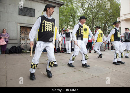 Morris Dancers jour de la danse à Londres. Le Westminster Morris Men effectuer. Banque D'Images