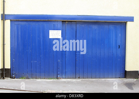 Grand bleu les portes d'un garage dans la ville de Somerset à Axbridge, Mai 2013 Banque D'Images