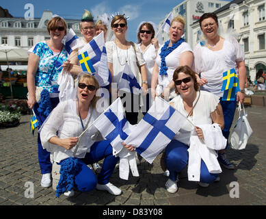 Malmo, Sewden. Le 18 mai 2013. Terminer fans cheering avant le début de la Grande Finale de l'Eurovision 2013 à Malmö (Suède), 18 mai 2013. Photo : Joerg Carstensen/dpa/Alamy Live News Banque D'Images