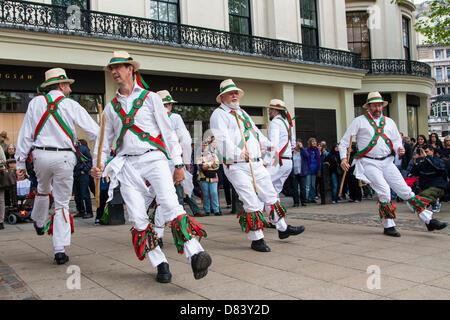 Londres, Royaume-Uni. Le 18 mai 2013. Morris Dancers de divertir la foule des consommateurs et aux touristes pendant la journée de la danse de Westminster. Crédit : Paul Davey / Alamy Live News Banque D'Images